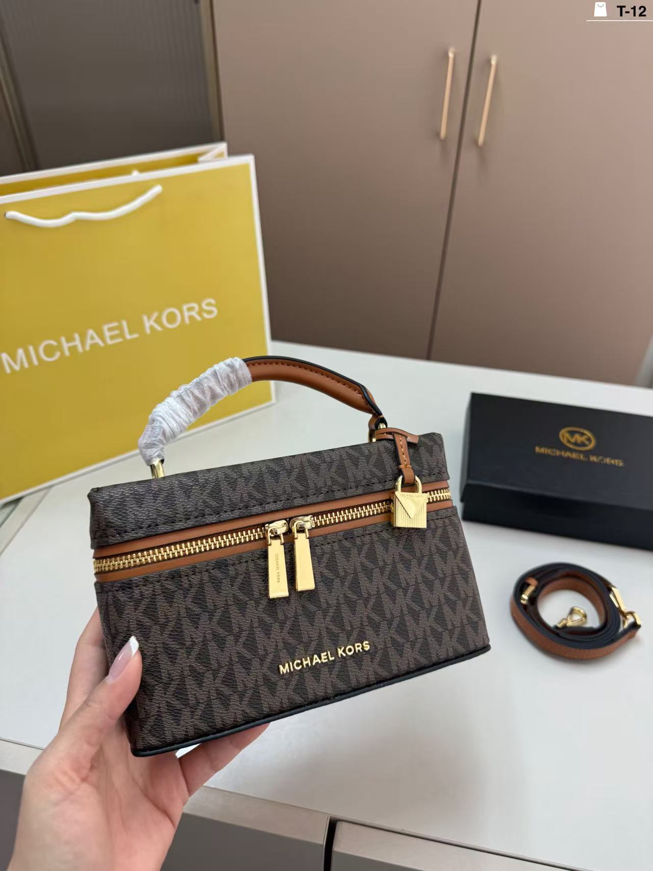 Women'S Tote Bags Michael Kors - กระเป๋าโท้ทคุณภาพสูงสำหรับผู้หญิงจาก Michael Kors, กระเป๋าสะพายข้างทรงสี่เหลี่ยมขนาดเล็กแบบควิลท์พร้อมสายโซ่ แฟชั่นใหม่รับฤดูใบไม้ผลิ 2026